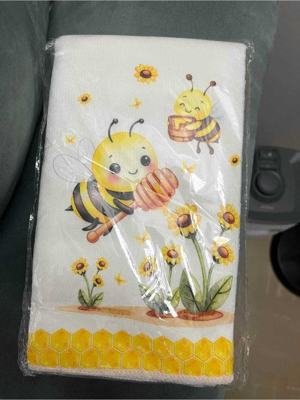 NWT “Bee bundle” 🐝 2 Hand towels, 2 sets of mini tongs. 💛💛